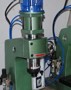 為什么氣壓鉚接機使用中鉚釘會發(fā)燙？