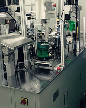 哪些因素會(huì)引起全自動(dòng)送料鉚接機(jī)磨損？