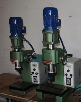 南京廠家怎么選擇合適的氣壓鉚接機(jī)？