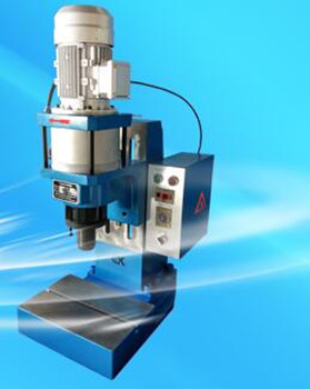 液壓鉚接機(jī)的模具有多少個？