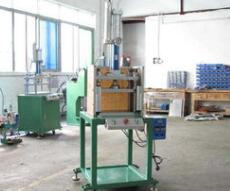 相比普通液壓鉚接機(jī)，氣液增壓鉚接機(jī)有什么不同