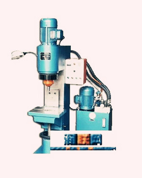 徑向鉚接機(jī)應(yīng)該如何操作？